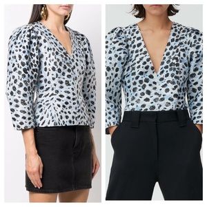 NWT Ganni Crispy Jacquard V-Neck Puff 3/4 sleeve Blue Leopard Blouse Shirt Egret